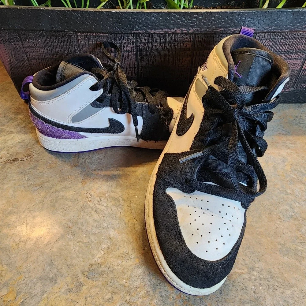 Nike Air Jordan 1 Mid Se White Black Court Purple Youth 2.5 BQ6932-105
